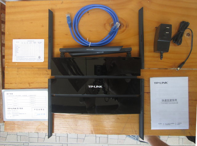 TL-DWR7500 Router and Accessories.