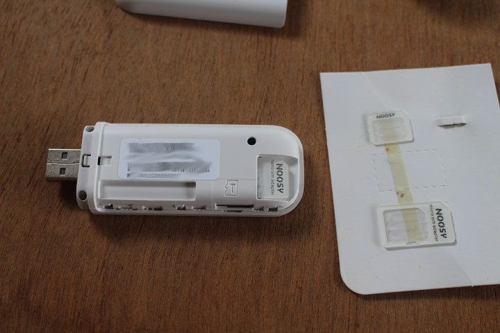 Instalación de la tarjeta SIM en 4G WiFI USB Dongle