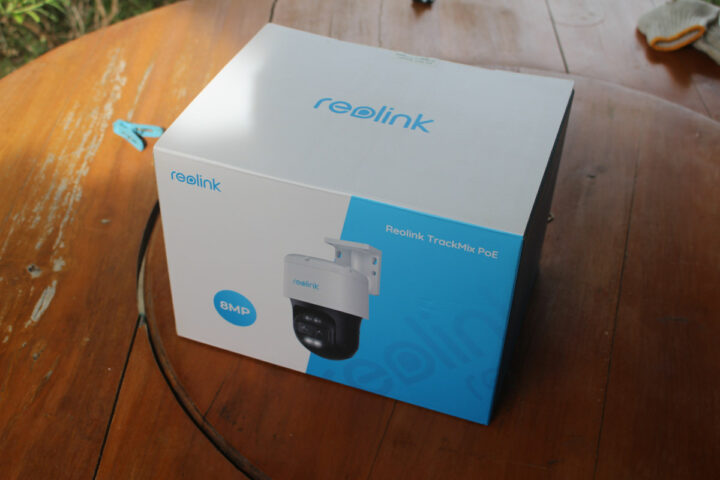 Reolink TrackMix PoE 4K security camera package