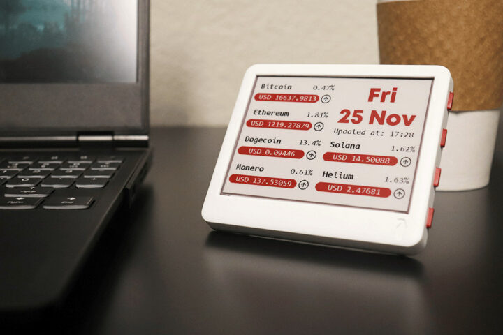 Merlot tri-color 4.2 inch e-paper display