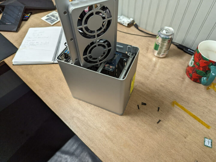 Terramaster F4-423 dual fan cooling