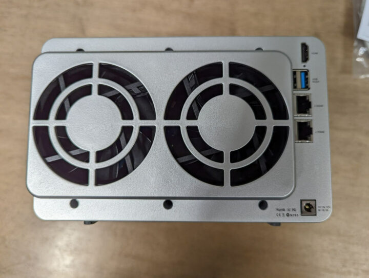 Terramaster F4-423 fans &ports