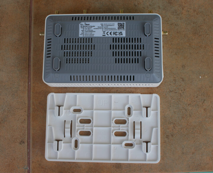 GL.iNet Spitz AX router wall mount
