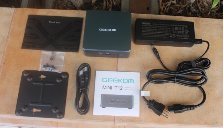 GEEKOM Mini IT12 unboxing