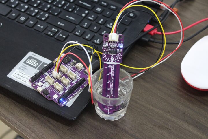 Maker Uno RP2040 Soil Sensor
