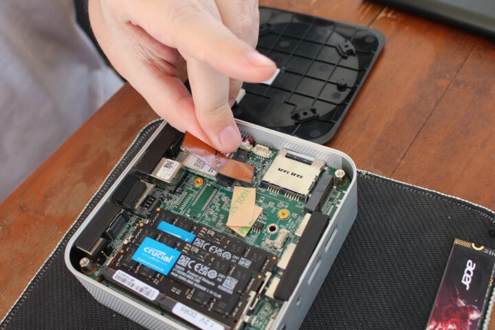 Peel sticker on WiFi Antenna IPEX4