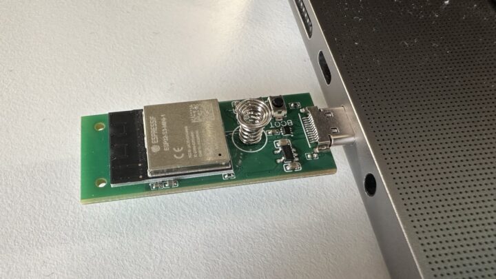 ThingPulse ESP32-S3 Pendrive spring button