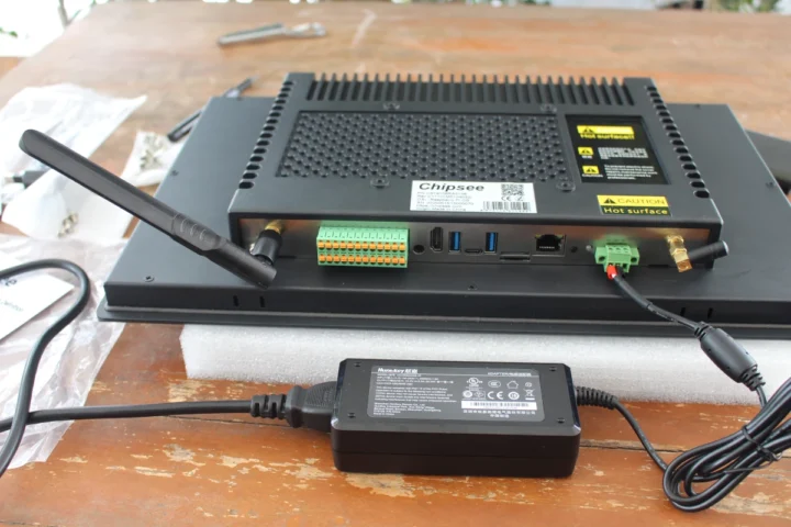 Raspberry Pi CM5 panel PC review: Antenna assembly, power connection