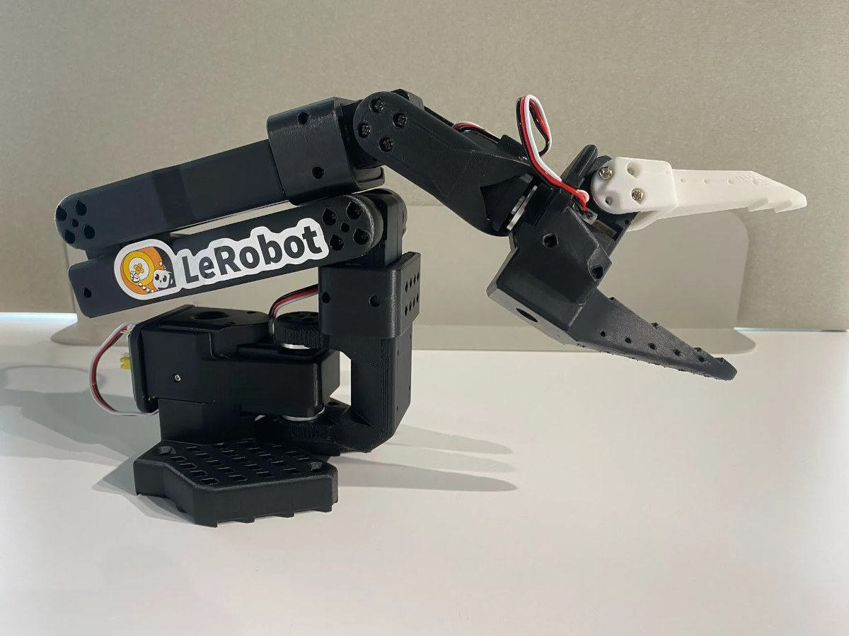 SO-ARM101 robotic arm with hugging face support