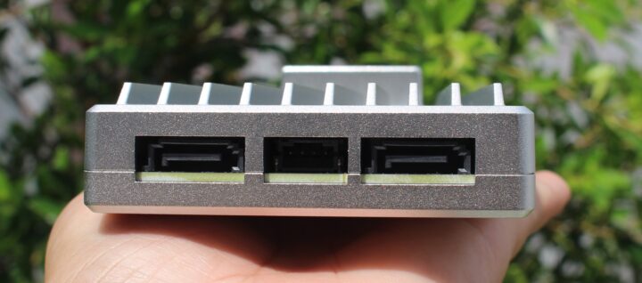 ZimaBoard 2 SATA 12V Output